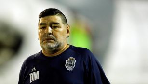 Diego Maradona durante un partido con Gimnasia y Esgrima