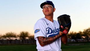 Urías posa con el uniforme de los Dodgers