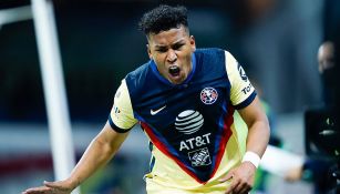 Roger Martínez festeja un gol con América 