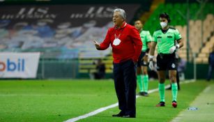 Víctor Manuel Vucetich durante un partido con Chivas