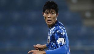 Takehiro Tomiyasu se lamenta tras una acción ante el Tri