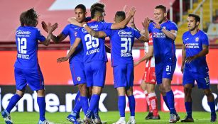 Jugadores de Cruz Azul festejan un gol