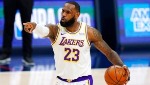 Lebron James durante un partido con los Lakers