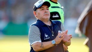 Diego Maradona durante un partido con Gimnasia y Esgrima