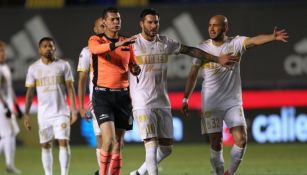 Gignac y Carlos González dialogando con el árbitro