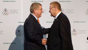 John Coates, presidente del Comité Olímpico Australiano, saluda a Bach