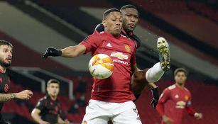 Modibo Sagnan disputa el balón con  Anthony Martial