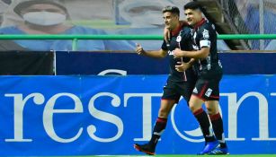 Nicolás Ibáñez y Berterame festejan un gol con el San Luis 