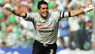 Oswaldo Sánchez en festejo de gol con Santos