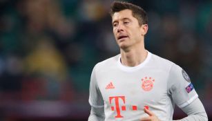 Robert Lewandowski durante un duelo con el Bayern Munich 