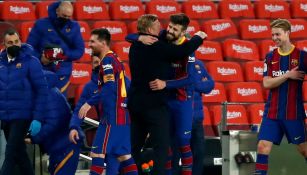 Ronald Koeman abraza a Gerard Piqué al final del partido contra Sevilla