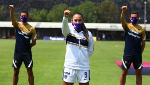 Pumas Femenil y Varonil entonando el himno