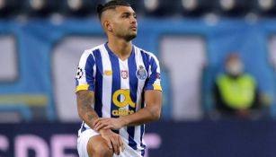 Tecatito Corona: Abandonó juego del Porto por choque de cabezas