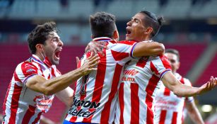 Jugadores de Chivas festejan un gol