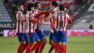 Jugadores de Chivas festejan un gol 