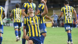 Luca Martínez Dupuy festeja un gol con Rosario Central 