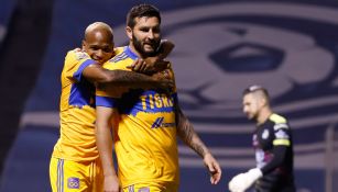 Luis Quiñones y Gignac festejan un gol