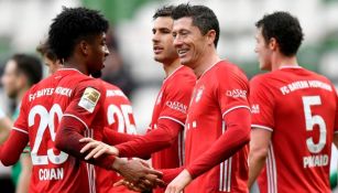 Robert Lewandowski celebrando con sus compañeros un gol a favor