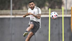 Alexis Vega en un entrenamiento con el Tri 