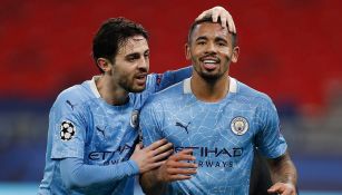 Jugadores del Manchester City festejan una anotación