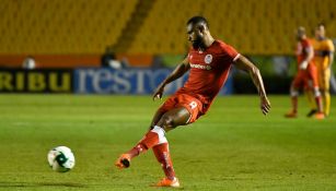 William Da Silva durante un partido con Toluca