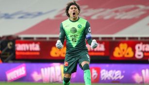 Memo Ochoa el el Chivas contra América