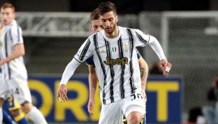 Rodrigo Bentancur durante un duelo con la Juventus 