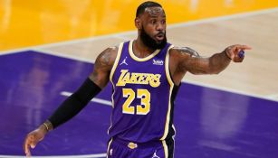 LeBron James en un partido con los Lakers