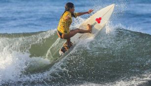 Katherine Díaz, en una práctica de surf