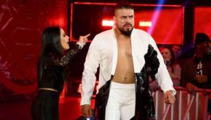 Andrade hace su entrada al ring en WWE