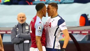 Ezri Konsa del Aston Villa frente a Carlos Vinicius de Tottenham