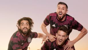 Herrera, Pizarro y Montes con el nuevo jersey del Tri