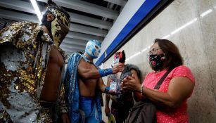 Luchadores invitan a capitalinos a usar mascarillas