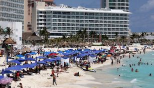 Turistas en las playas de Cancún