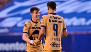 Jugadores de Pumas celebran un gol