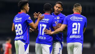 Jugadores de Cruz Azul festejan un gol