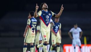 Bruno Valdez festeja un gol con América