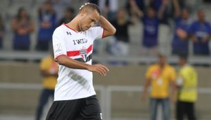 Luís Fabiano durante un duelo con el Sao Paulo 