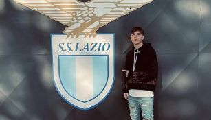 Daniel Guerini posa con el escudo de la Lazio 