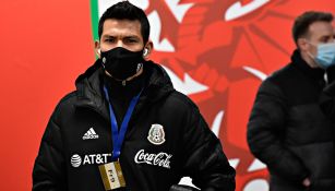 Chucky Lozano ingresando con cubrebocas al estadio Cardiff City