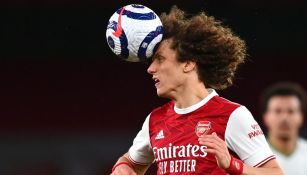 David Luiz en acción con el Arsenal