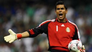 Oswaldo Sánchez durante un partido con el Tri