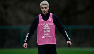 Raúl Jiménez en entrenamiento con México