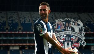 Miguel Layún durante un partido con Monterrey