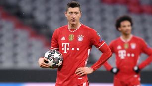 Robert Lewandowski durante un duelo con el Bayern Munich 