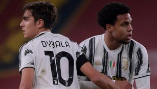 Dybala y McKennie durante un partido con la Juventus 