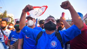 Cruz Azul: Afición rompió 'sana distancia' para recibir al club en Juárez