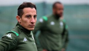 Andrés Guardado en un entrenamiento con Betis