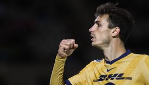 Juan Dinenno celebrando un gol con Pumas