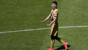 Johan Vásquez en un partido con los Pumas